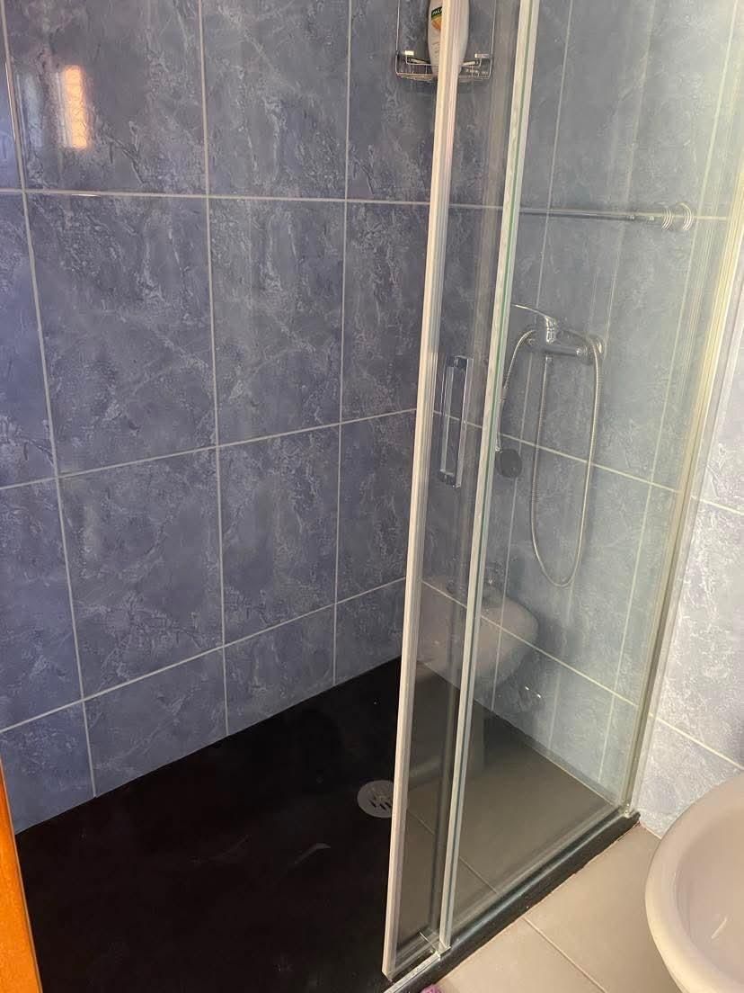 Aluga-se quarto com casa de banho e entrada privativa