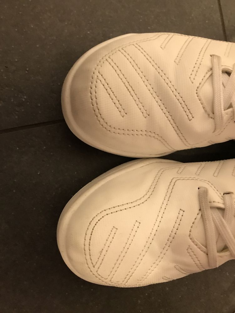 Buty halowe, piłkarskie z białą podeszwą.
