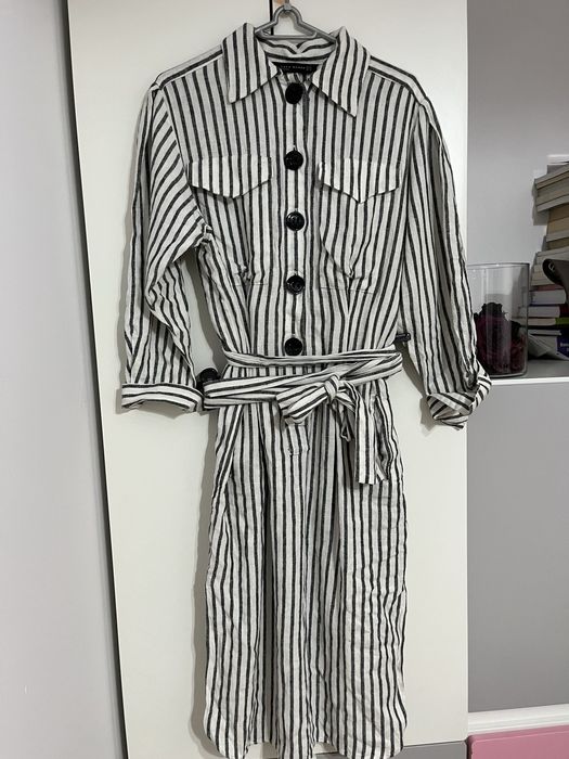 Długa elegancka sukienka w paski z paskiem biala kremowa zara