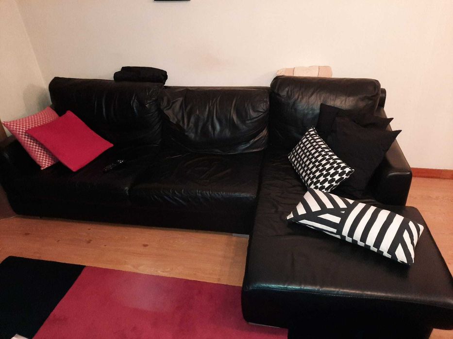 Sofá com Chaise Long, em pele preta