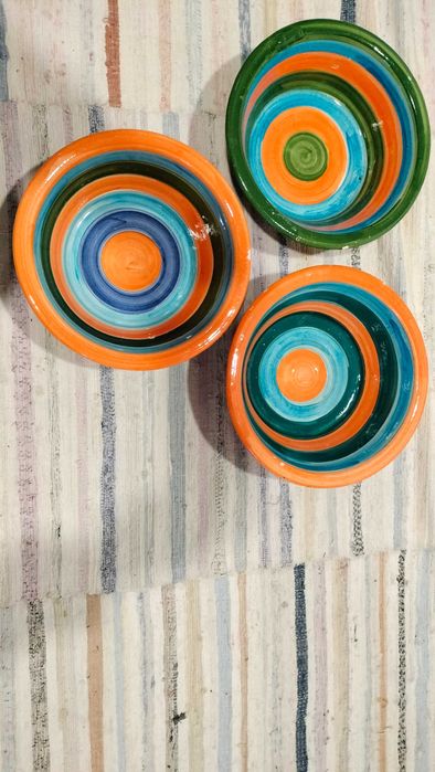 Tigelas de barro feitas e pintadas à  mão