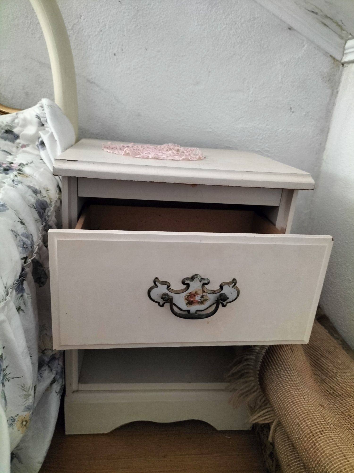 Mesa de cabeceira para quarto de menina