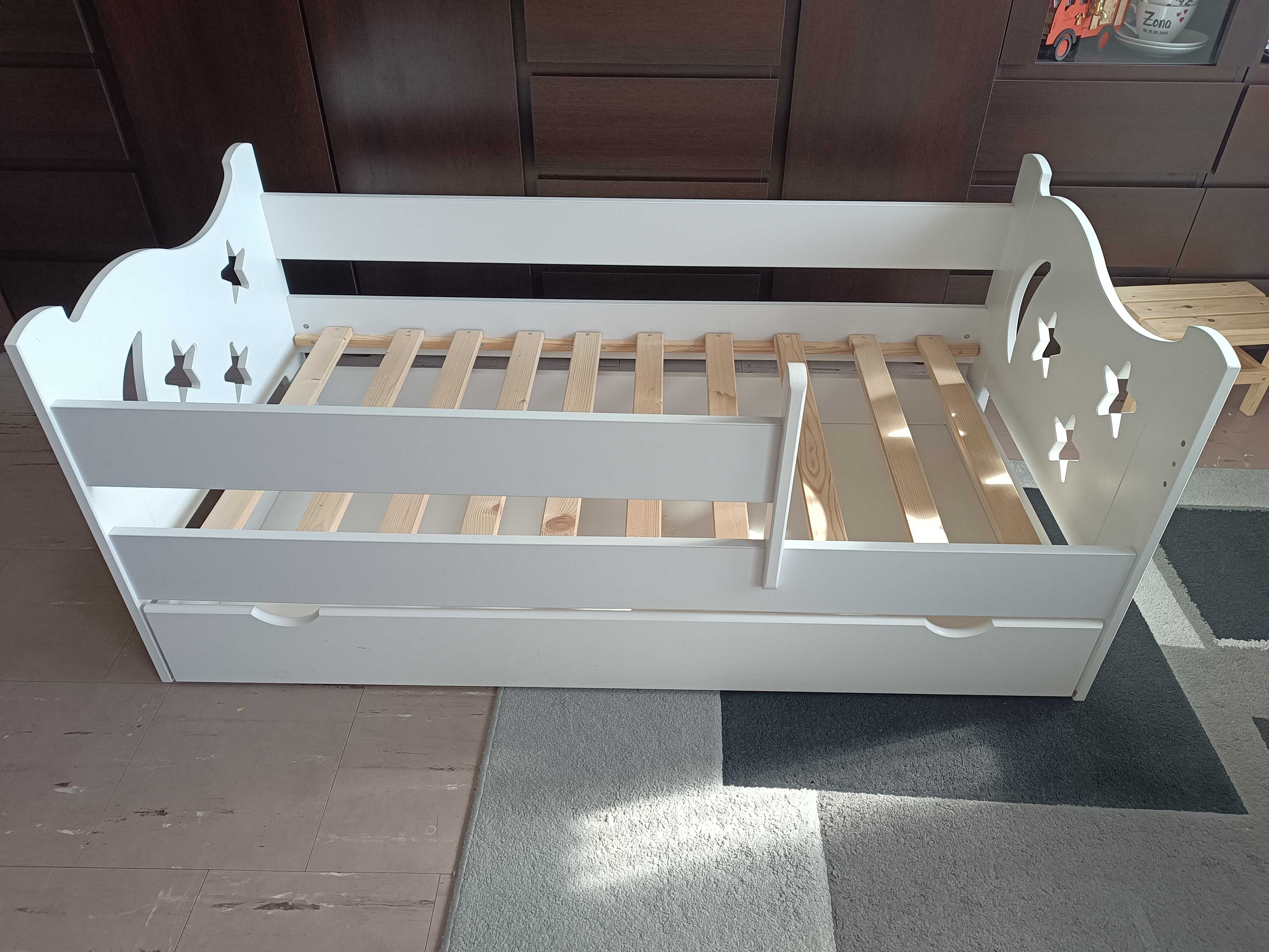 Drewniane łóżko dziecięce 140x70 z szufladą i materacem. Białe