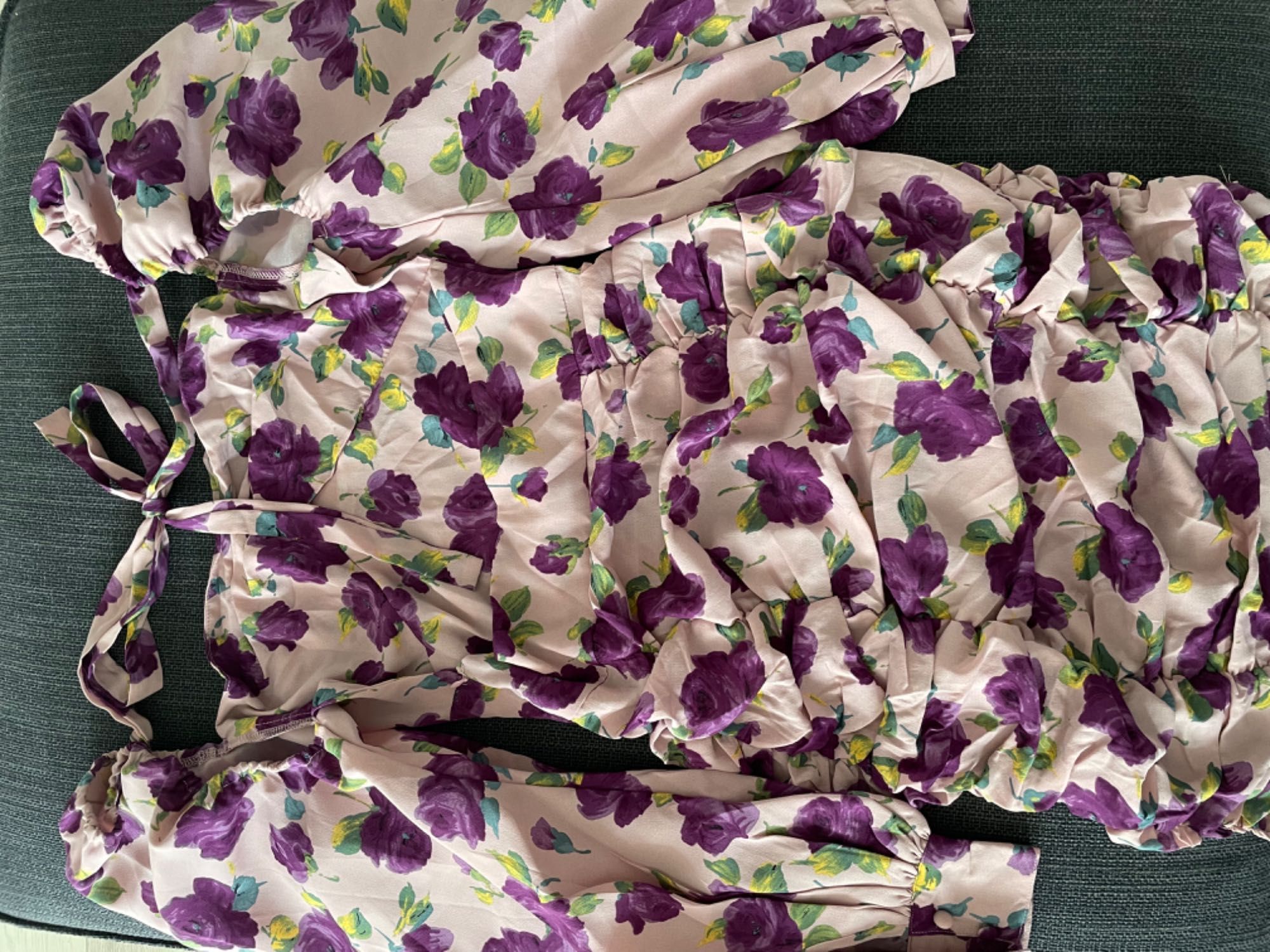 Sukienka mini kwiatowy wzór bufiaste rękawy odkryte plecy marszczona