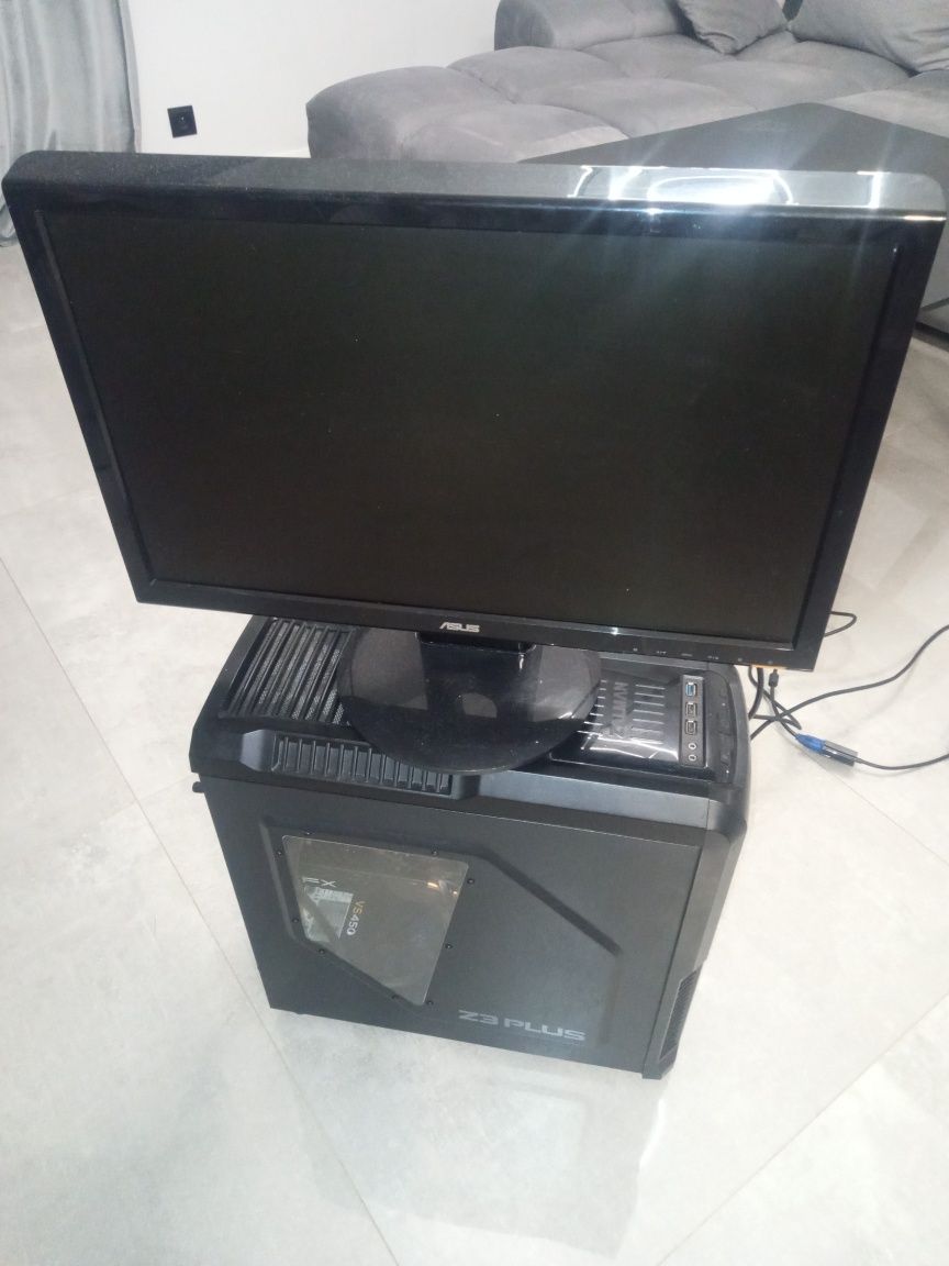 Komputer stacjonarny z monitorem 22"