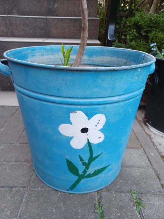 Niebieskie wiaderko kociołek osłonka na kwiaty