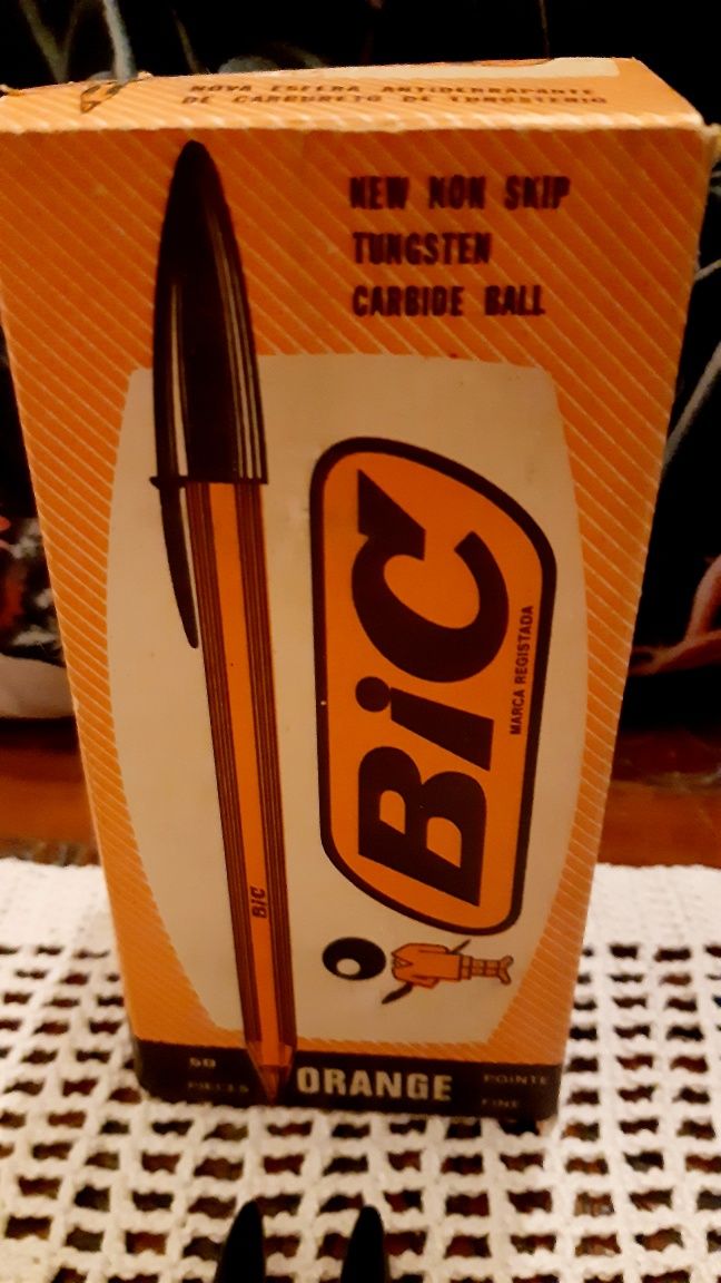 Antiga caixa de esferográficas BIC laranja