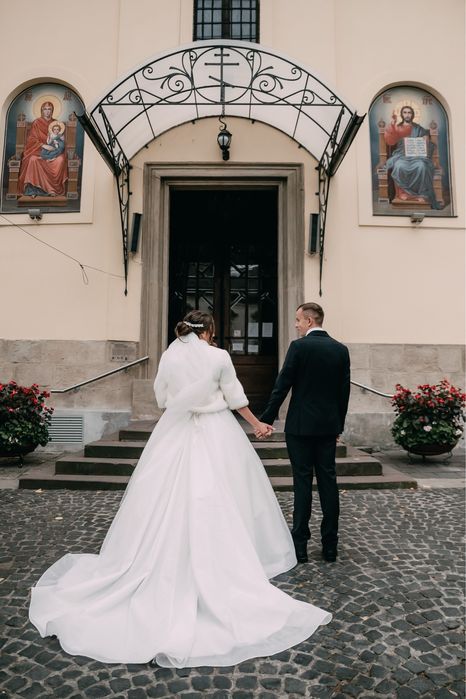 Весільна сукня з фатою блискуча