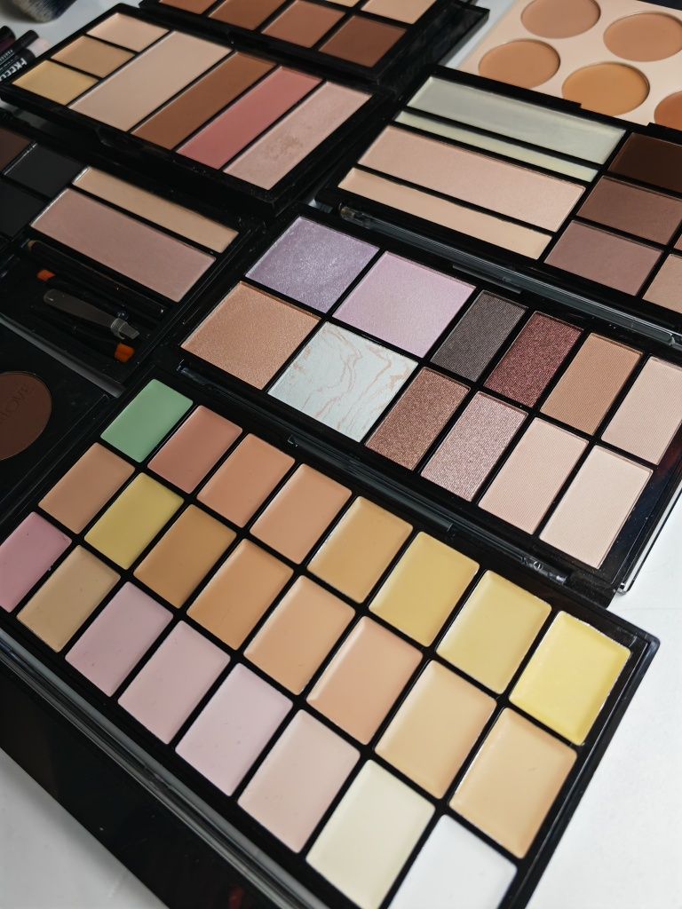 Zestaw kosmetyków makeup revolution feedom + Komplet pędzli