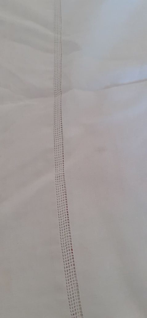Maravilha de lençol com bordado manual de  bainha aberta larga. Linho