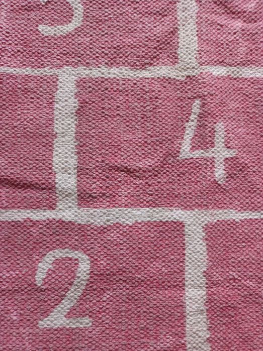 Tapete de criança com figura do jogo da macaca