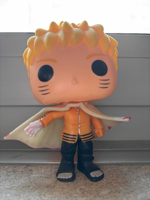 Figura estilizada de Naruto Uzumaki – modo Hokage