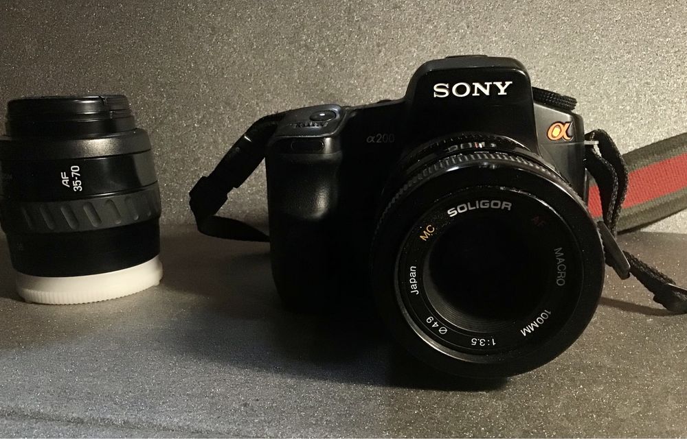 Sony Alpha 200 - 2 objetivas, carregador, bateria, cartão CF 8GB, etc
