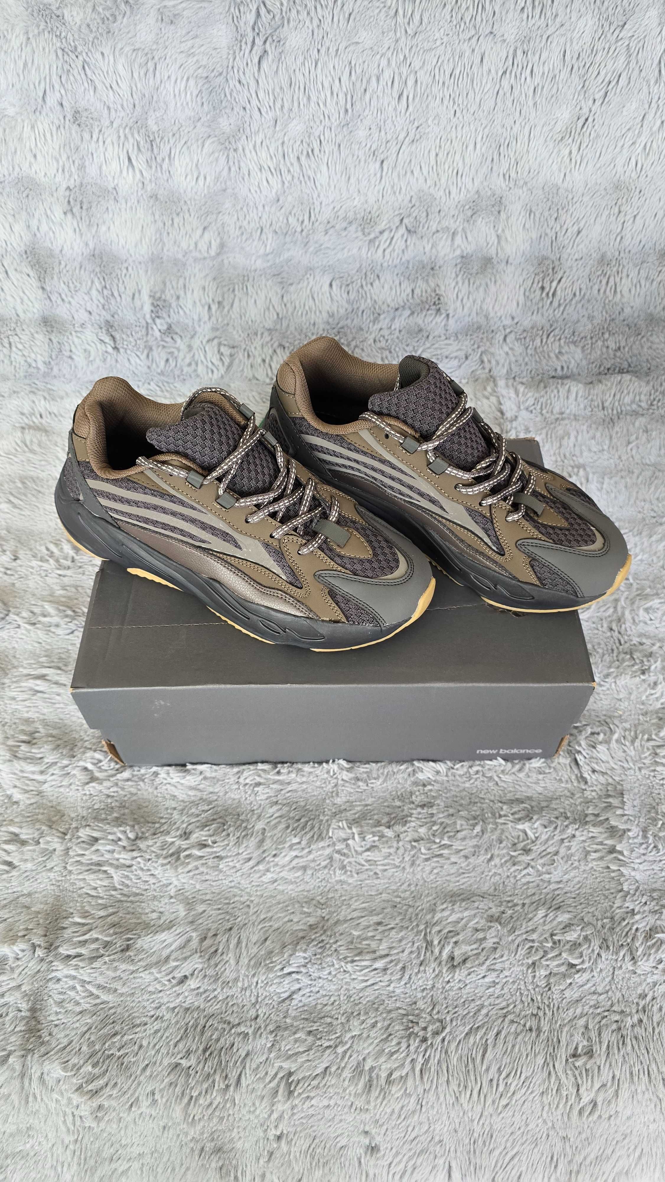 Кросівки Adidas 700 V3 26см