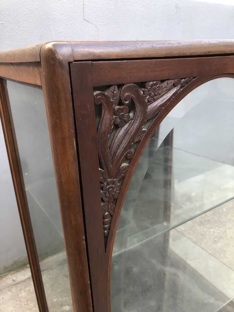 Elegante vitrine em madeira maciça , fundo forrado a napa