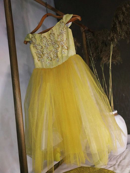 Шикарное платье на девочку для праздников и утренников