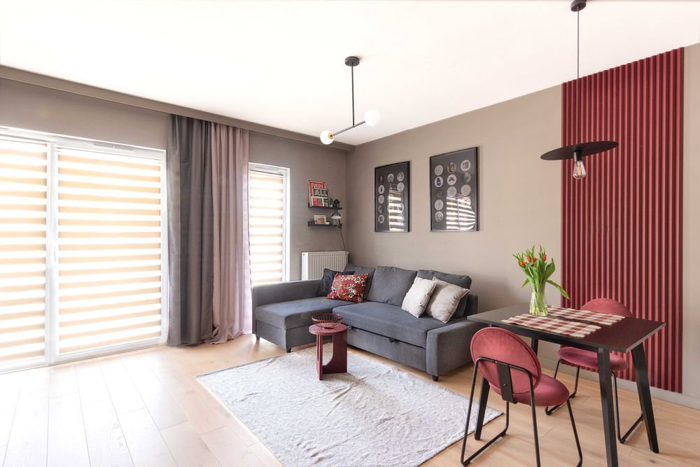 Kawalerka w pełni umeblowana z ogródkiem i miejscem parkingowym.