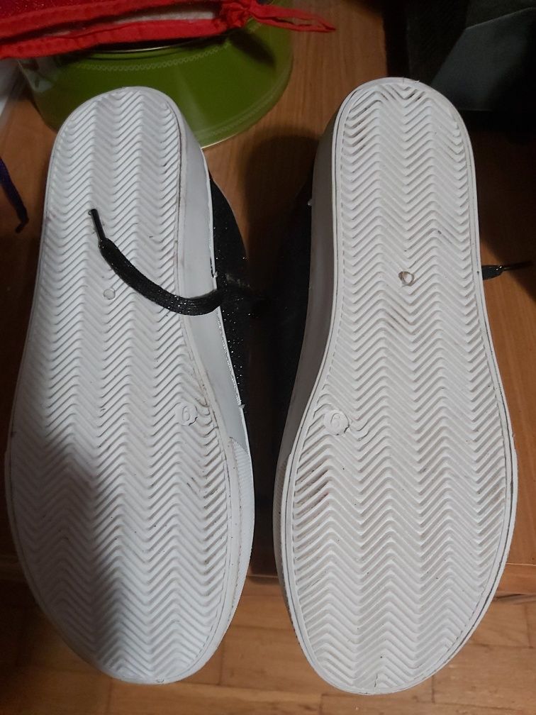 Trampki lakierowane rozmiar 9