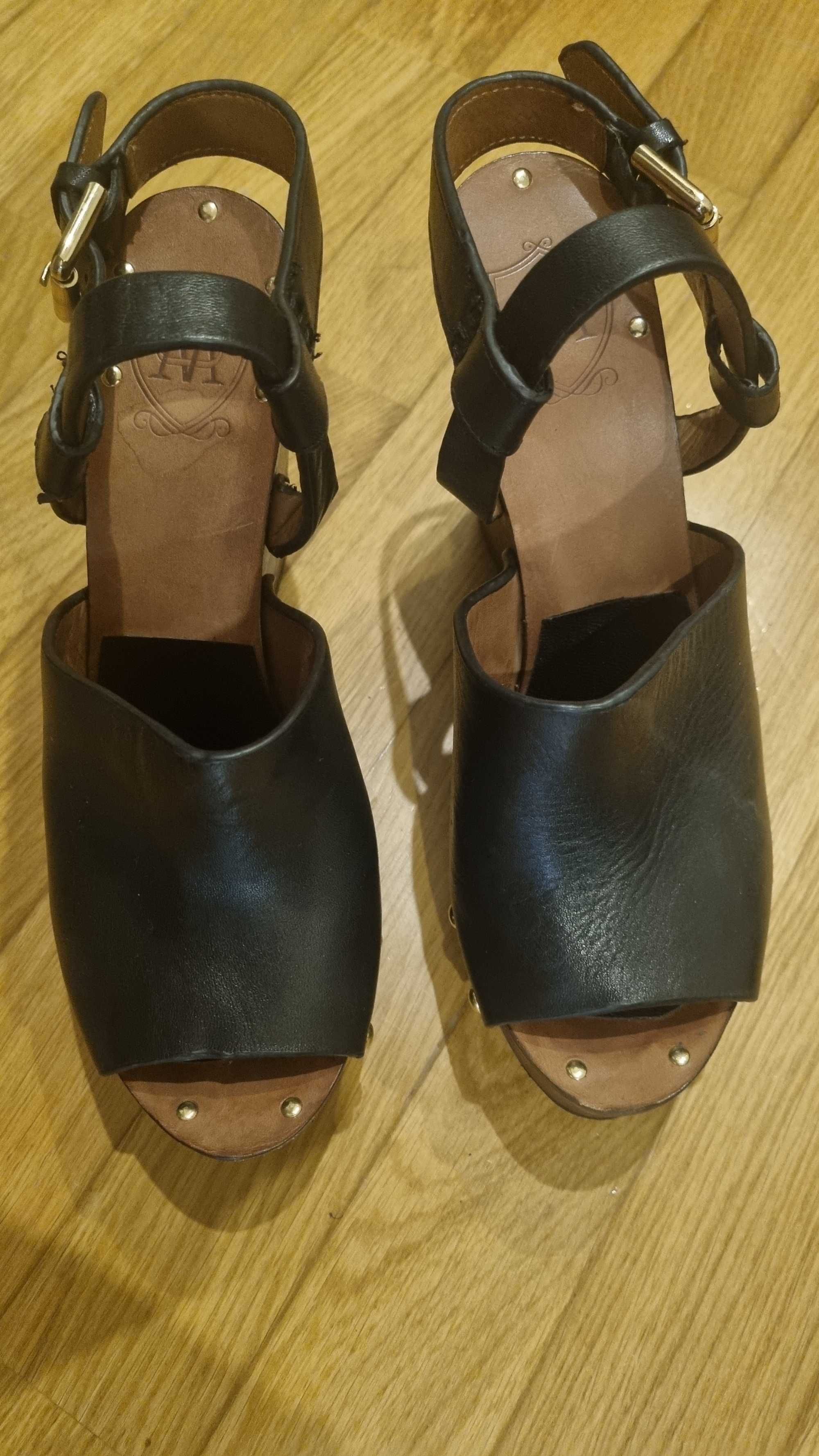 Sandalias altas pretas com tachas