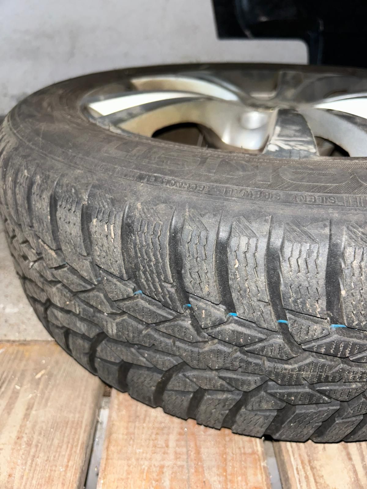 Alufelgi Alfa Romeo r16 z oponami zimowymi Nokian