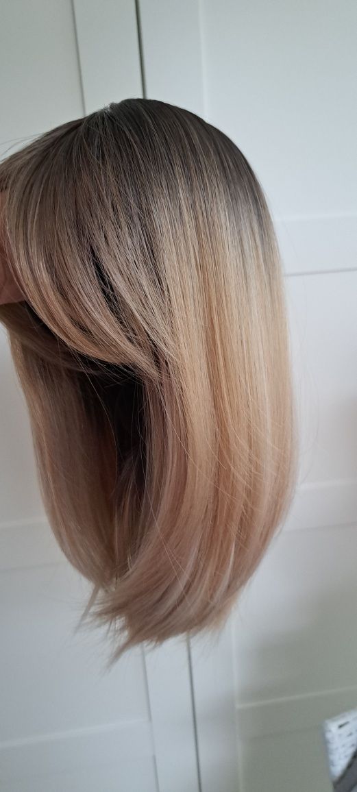 Peruka blond bob