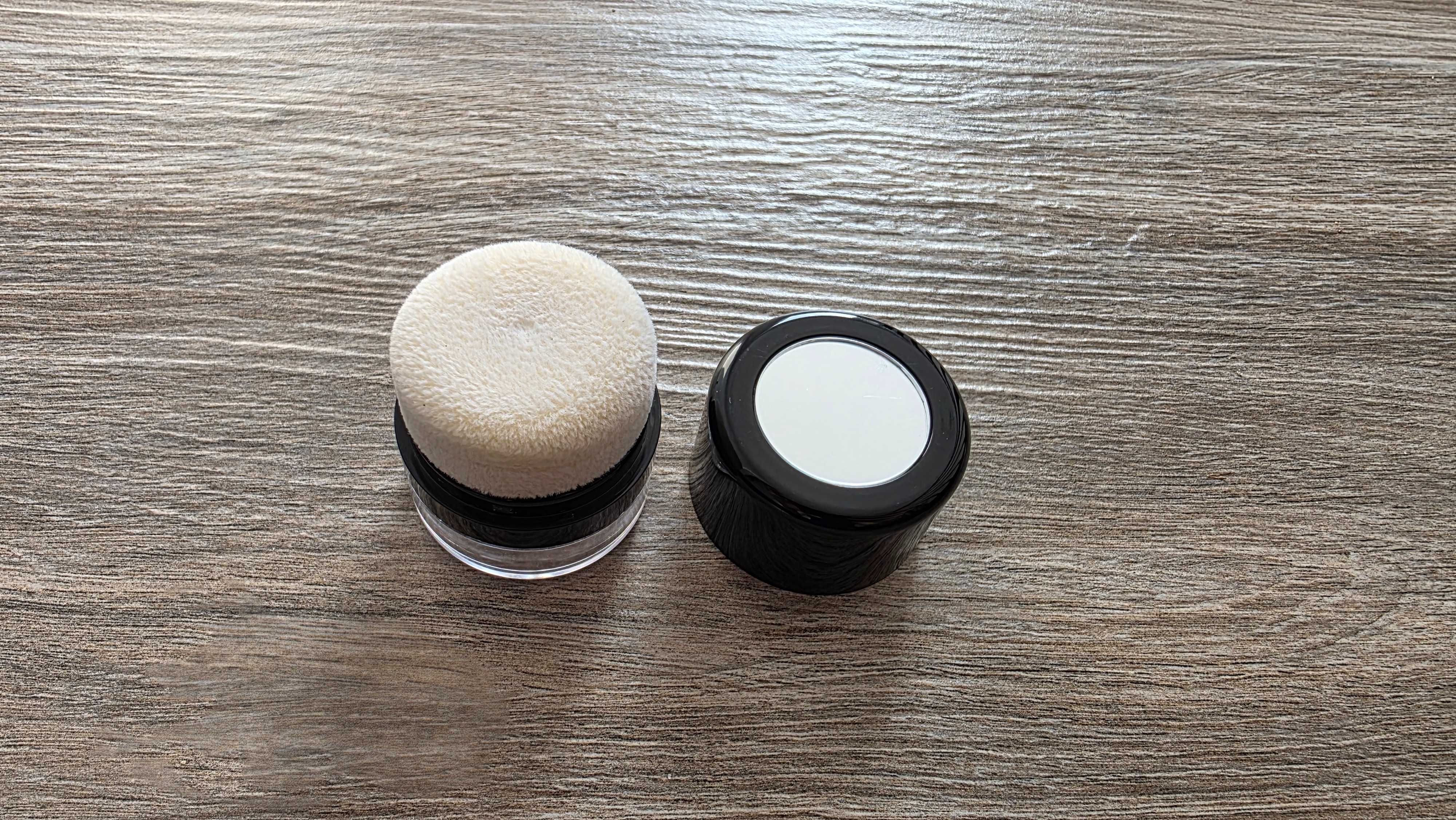 Puderniczka z lusterkiem na puder sypki z gąbką do torebki