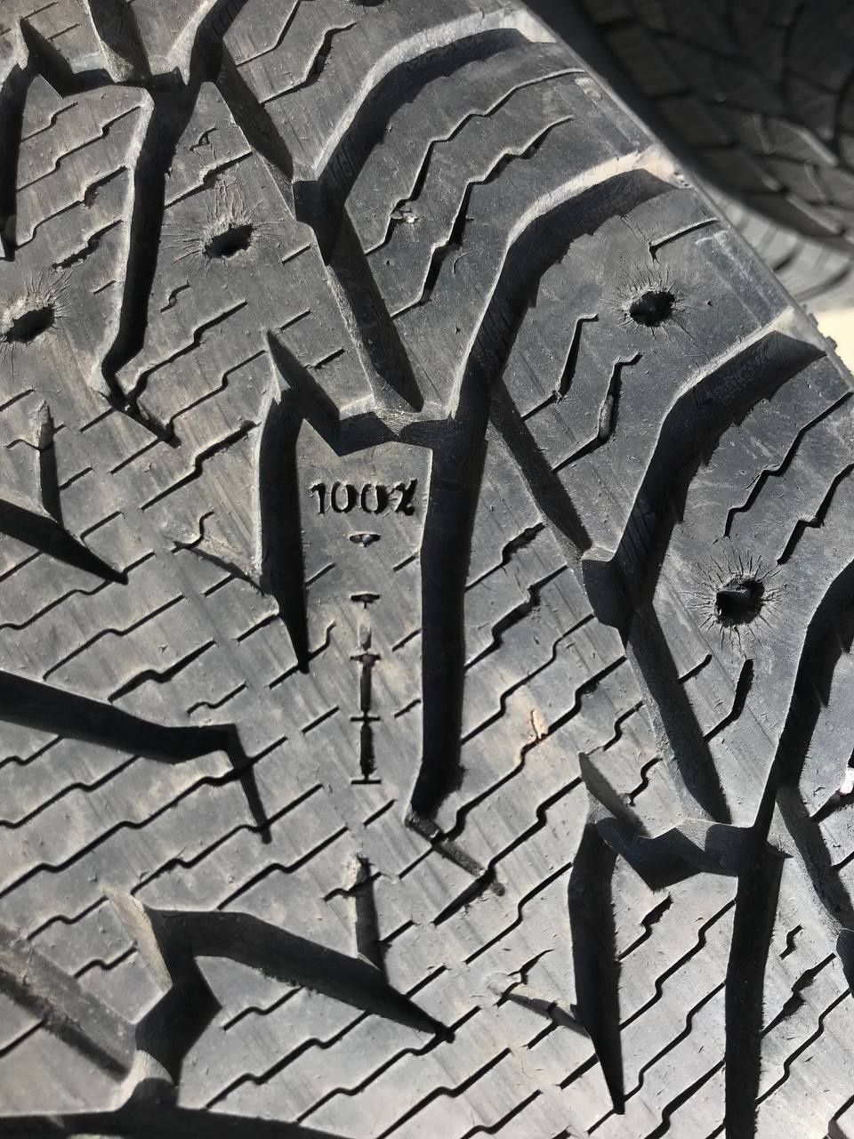 Продам пару шин 215/60R17