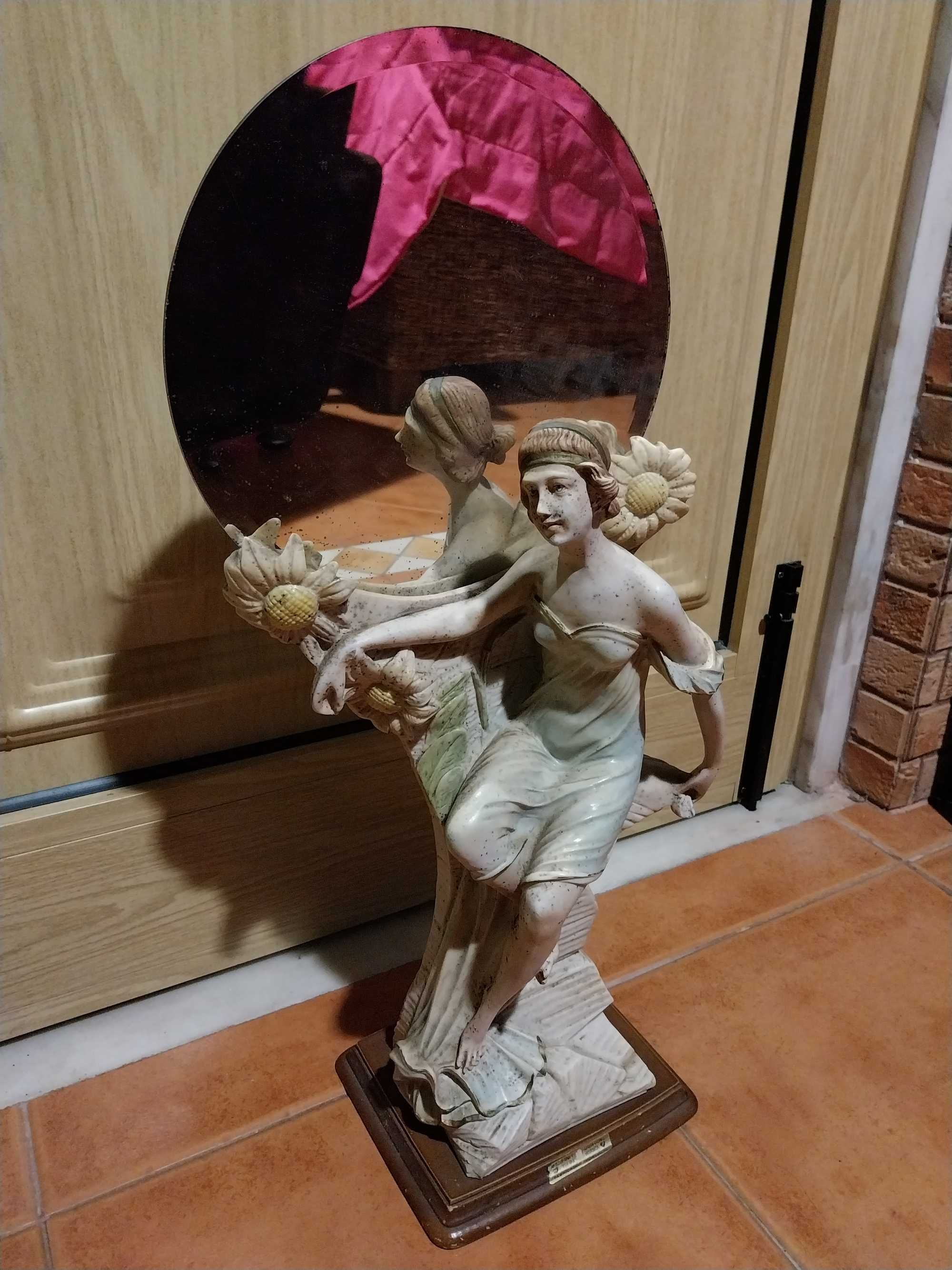 Estatueta em Marfinite - Mulher com Espelho