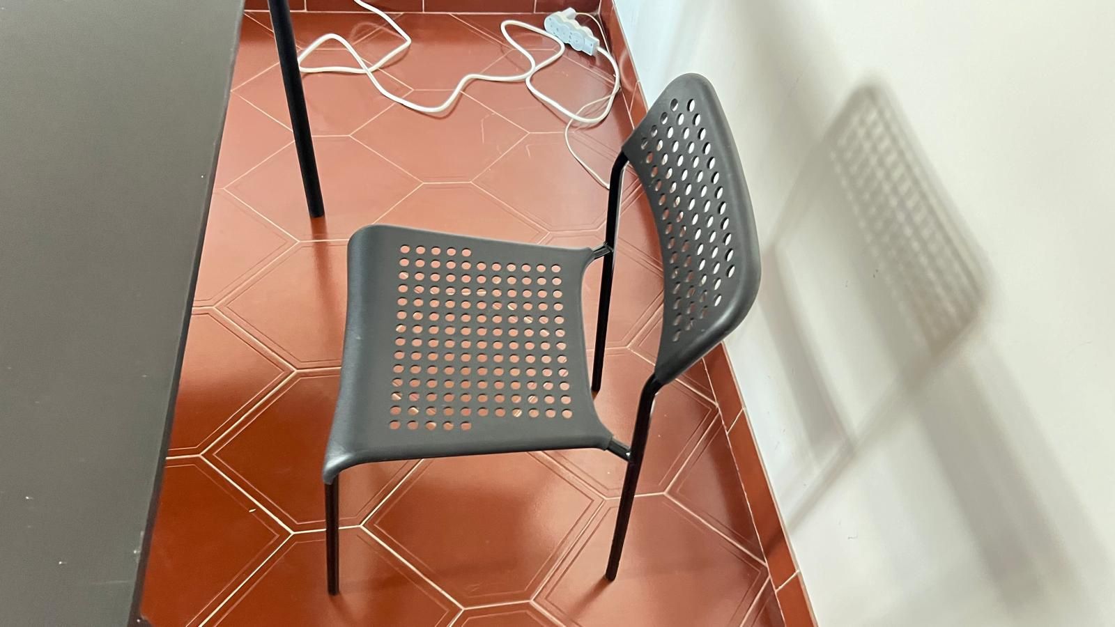 Vendo um mesa e duas cadeiras