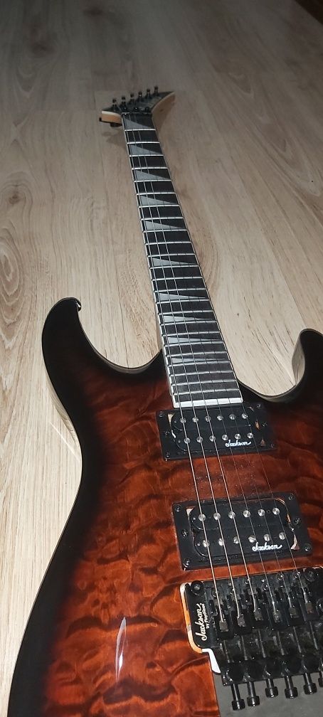 Guitarra JACKSON JS32Q Dinky DKA AH Dark Sunburst
 4/5