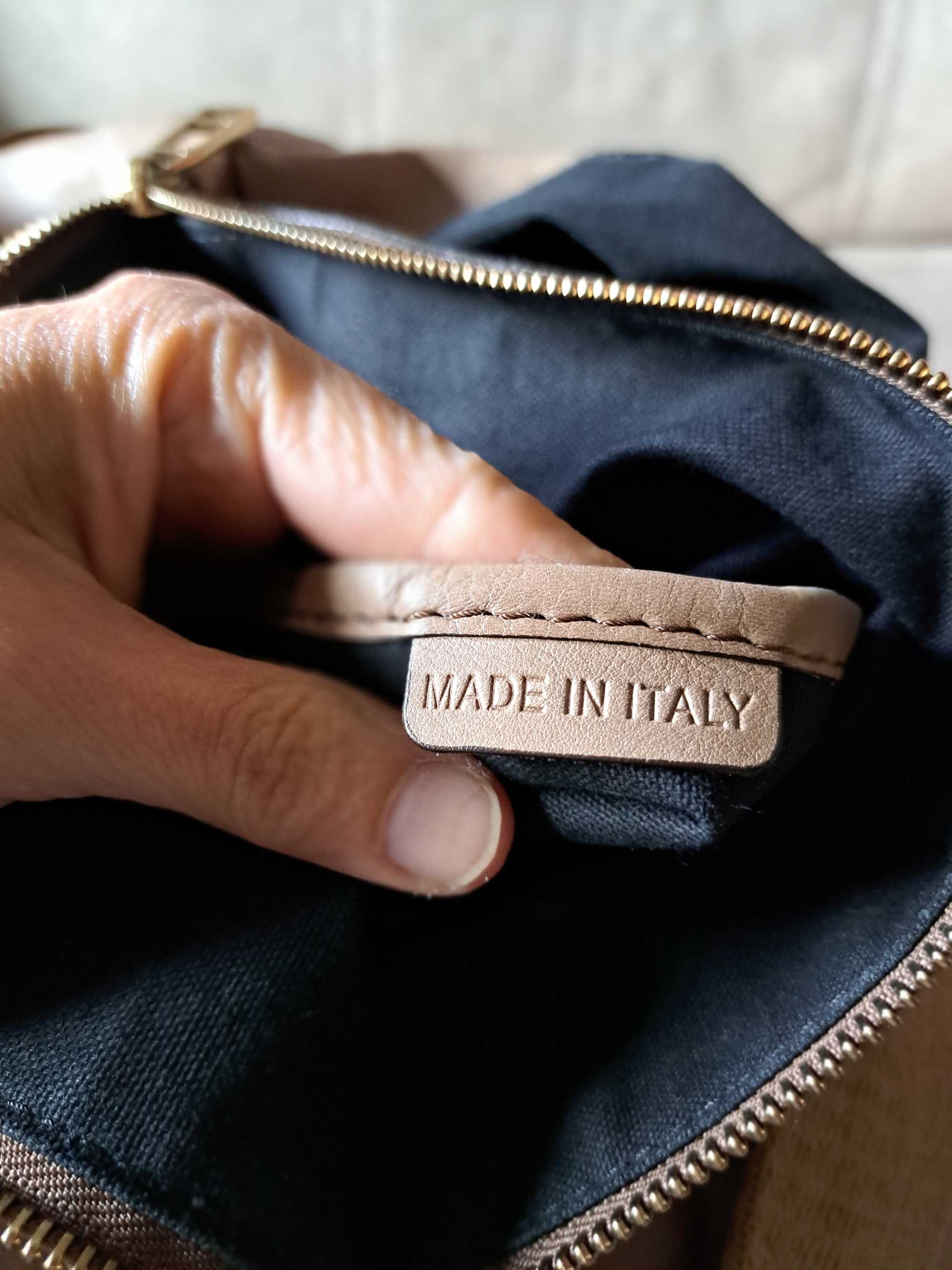 Mala Burberry.  Giríssima e muito espaçosa