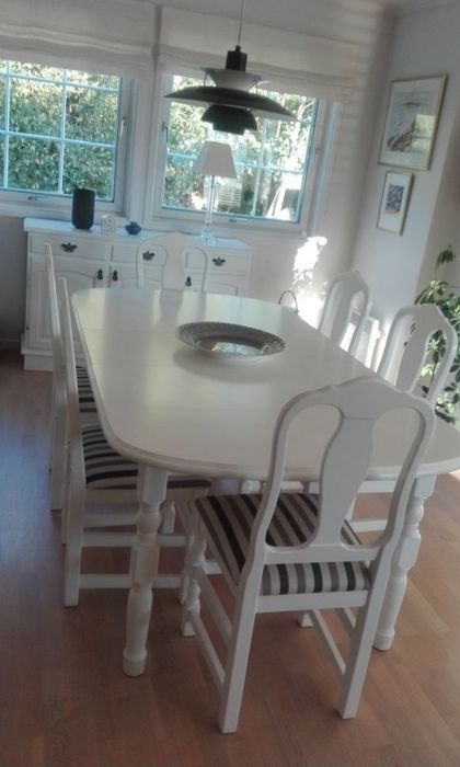 Komplet mebli drewnianych,lakierowanych:komoda, stół i krzesła