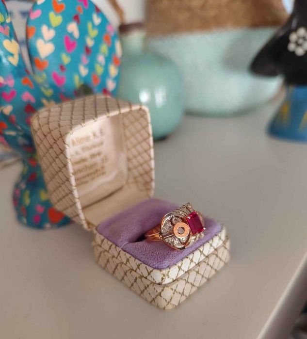 Anel em ouro e prata com pedras preciosas. Reprodução da época.