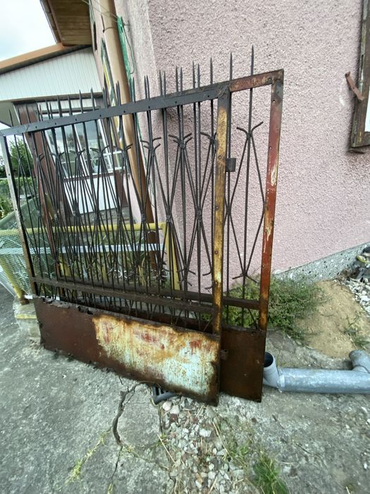Skrzydła bramy były garażowane