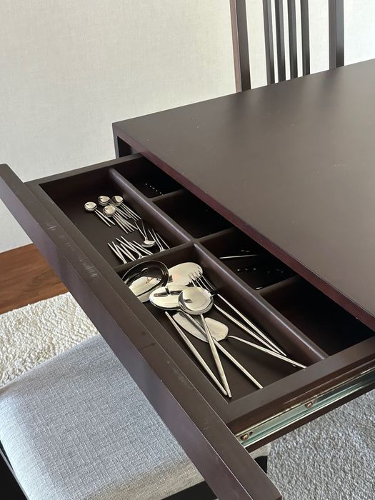 Conjunto mesa e 6 cadeiras para sala de jantar. Estofo novo.