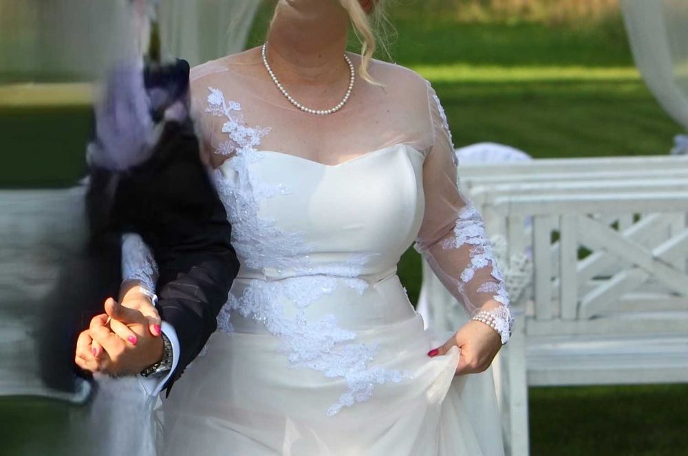 Suknia ślubna w stylu klasycznym, elegancka, rozmiar 44-46