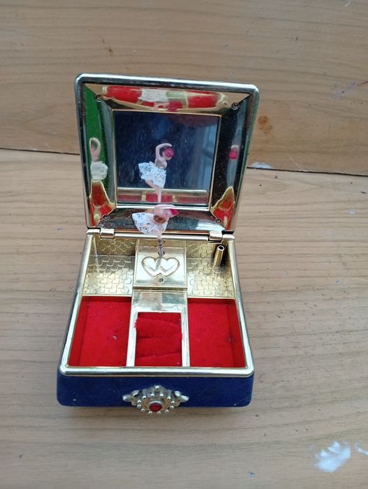 Шкатулка з балериною