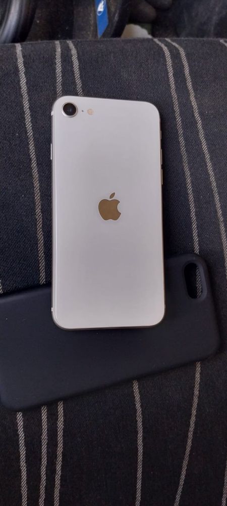 iPhone SE com 4 capas e um capo de carregador em muito bom estado