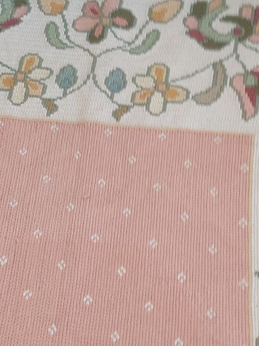 Vendo Arraiolos  carpete lindissima cor de salmao com barra flores