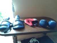 Боксерские перчатки на мальчика,шлем и наколенники