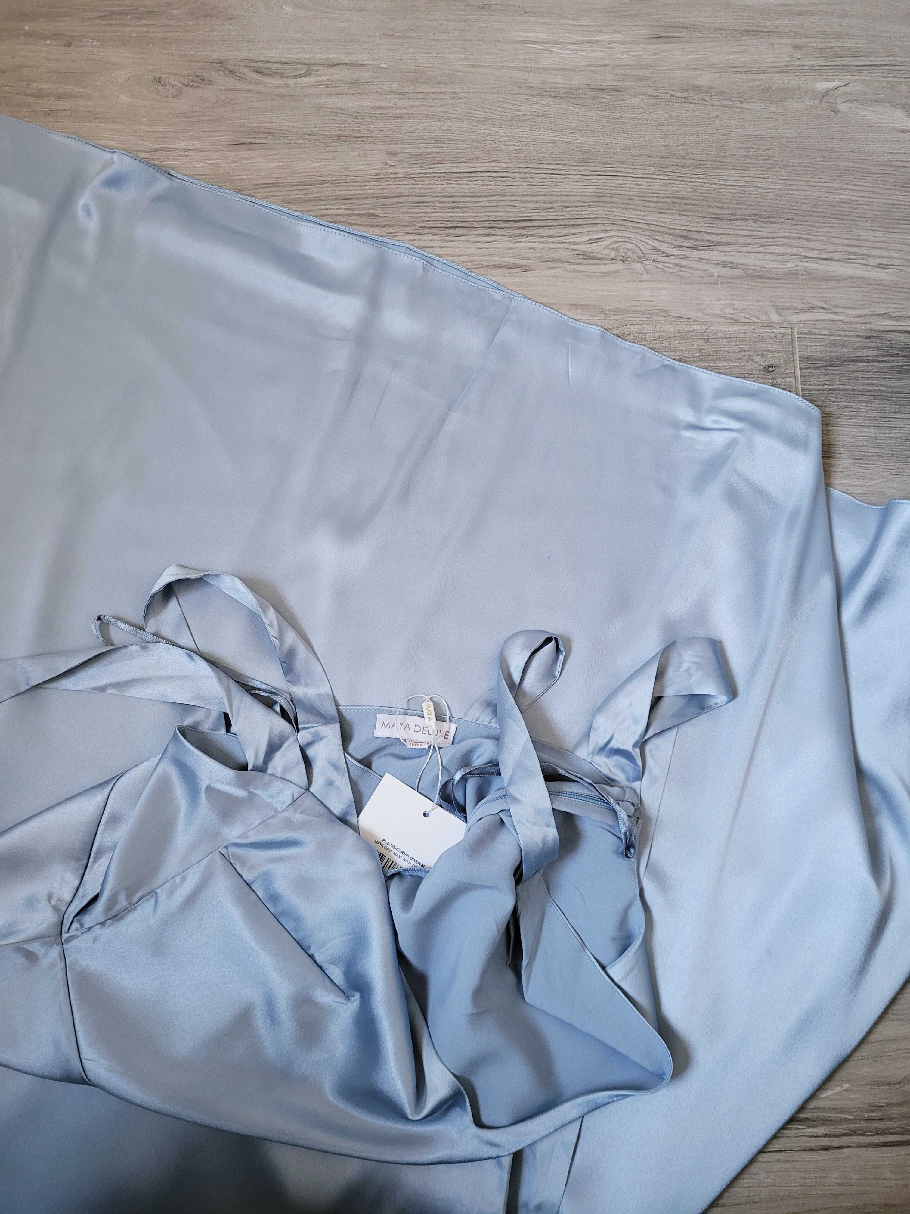 Błękitna satynowa sukienka midi dekolt V wiązanie kokarda