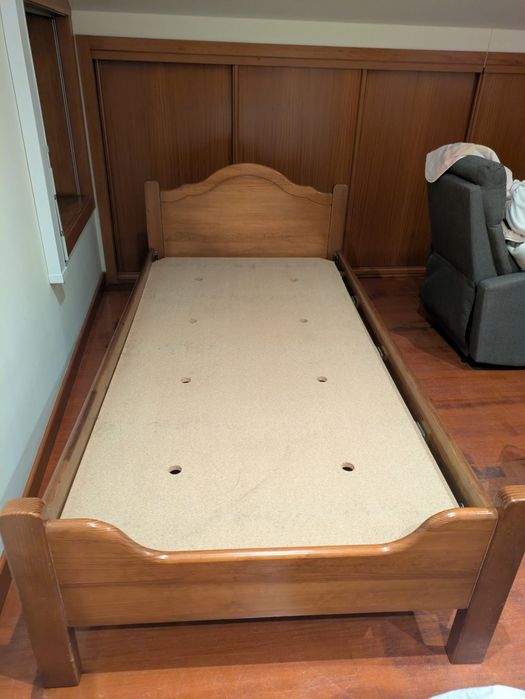 Ofereço Cama de solteiro em madeira