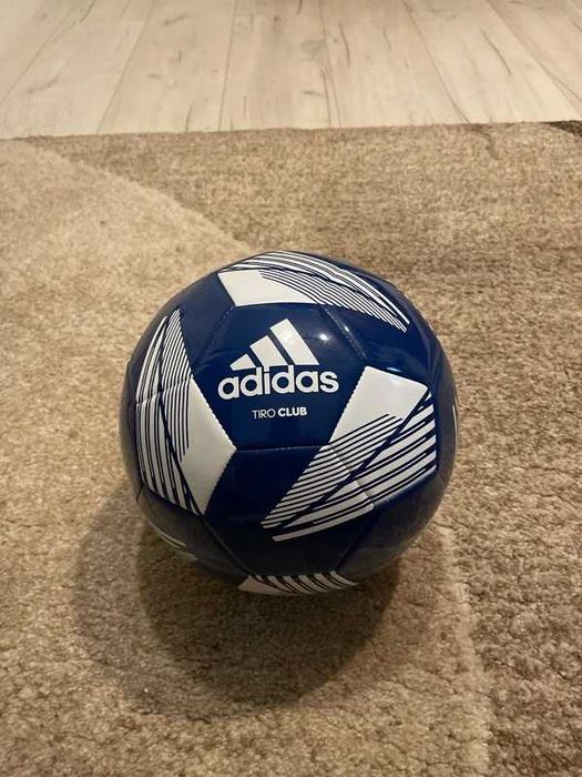 Nowa Piłka Adidas do grania w piłke nożną