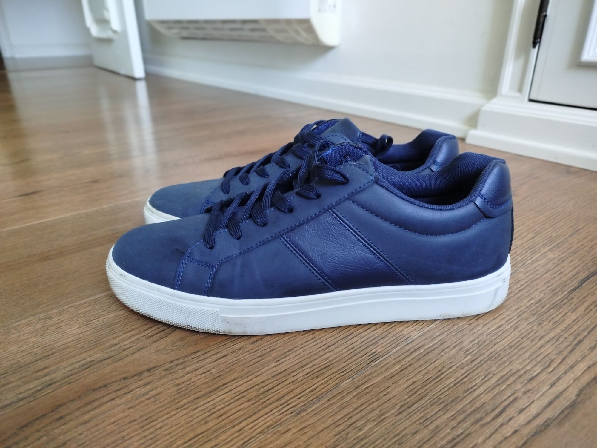 Sapatos azuis da Tiffosi