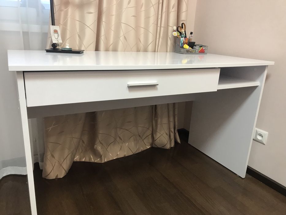 Письмовий стіл білий