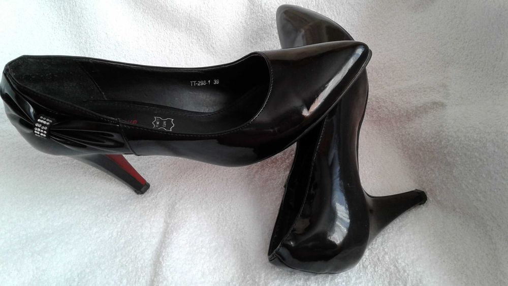 39 szpilki czarne podeszwa czerwona kokarda czarna wysoki połysk