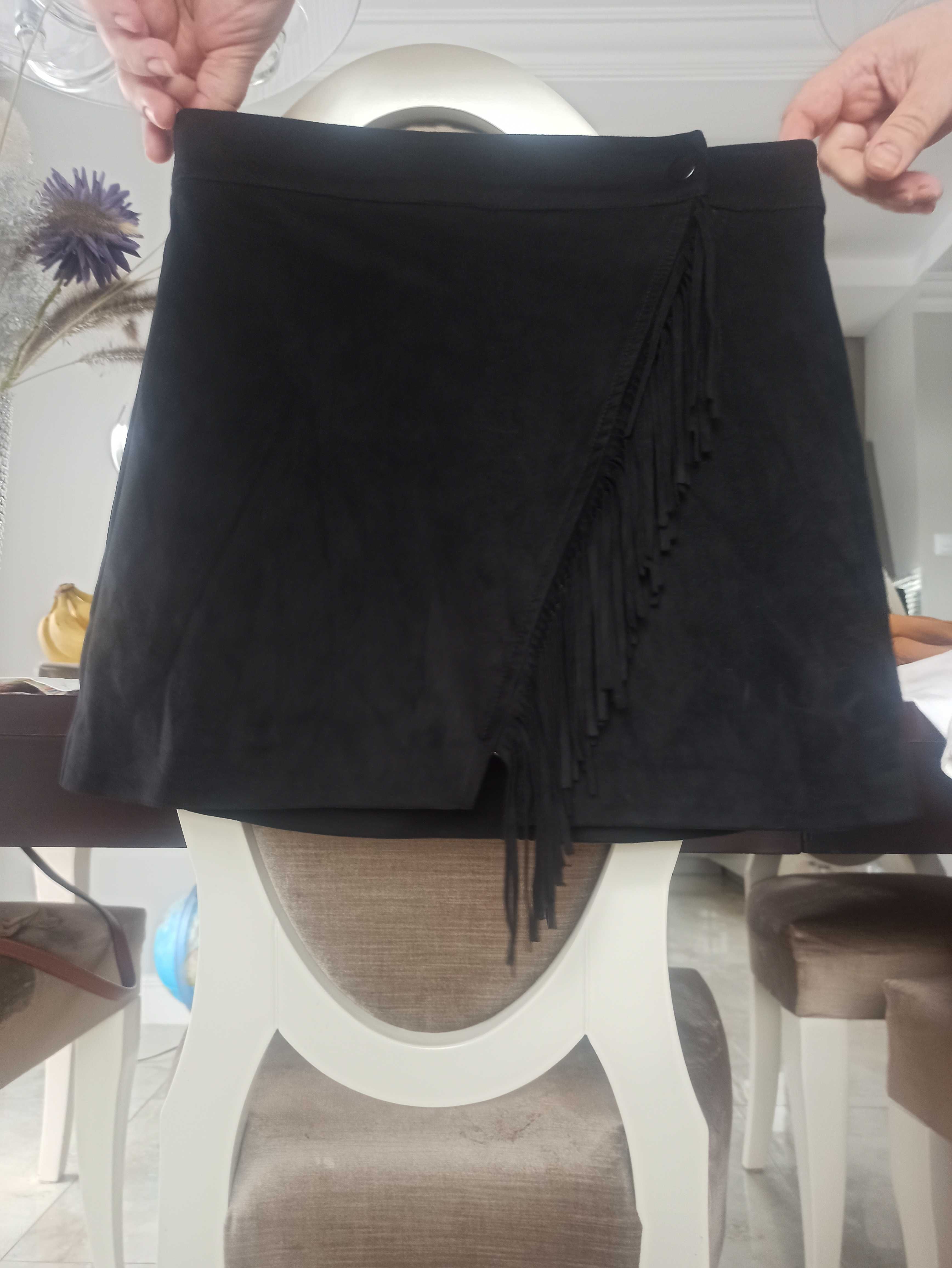 Czarna spódnica z frędzlami