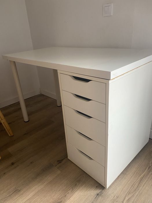 Secretaria branca com gavetas