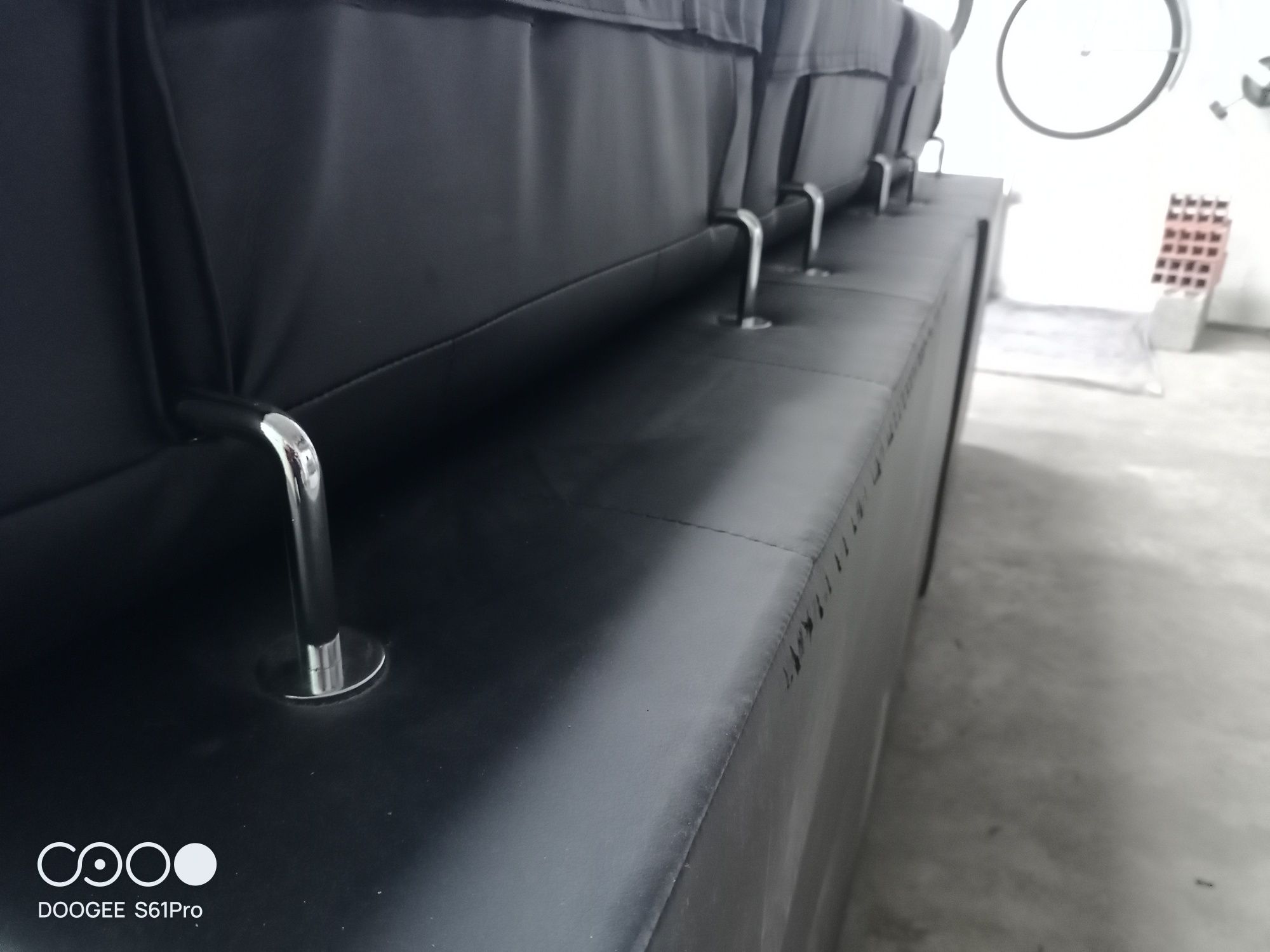Sofá c/ chaise longue e encostos rebatíveis