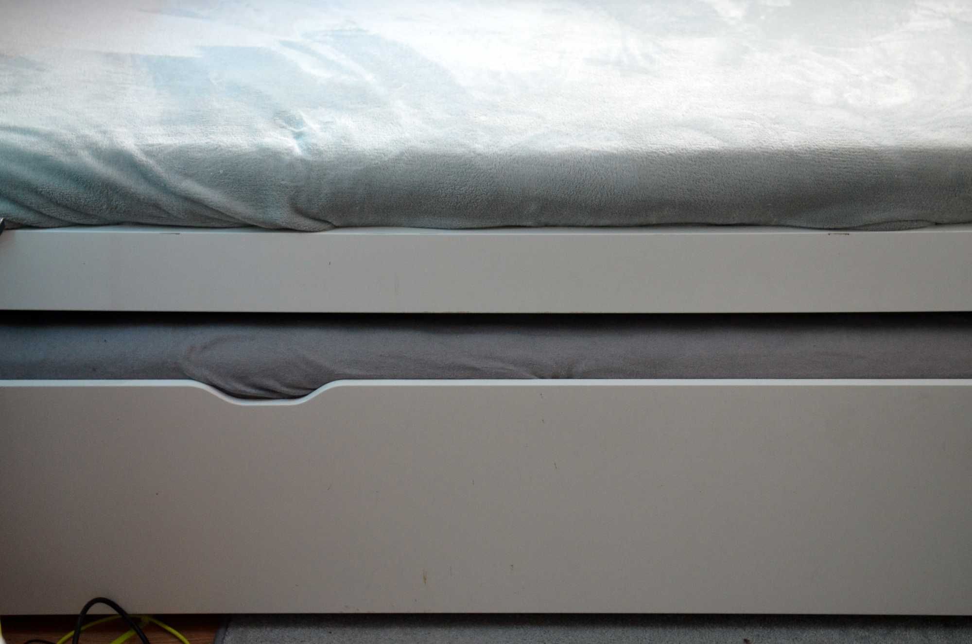Łóżko IKEA FLAXA 90x200 z wysuwanym dodatkowym łóżkiem i zagłówkiem.